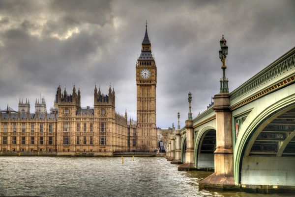 لندن بریتانیا - 5 آوریل 2014 بیگ بن و خانه های پارلمان در رودخانه تیمز لندن انگلستان