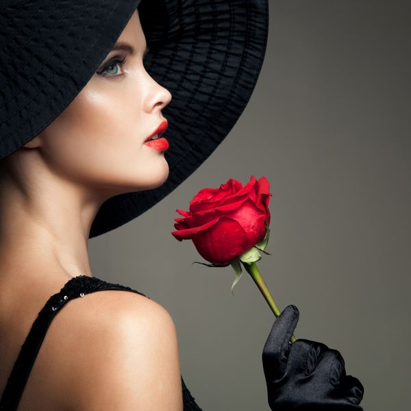 زن زیبا با گل رز قرمز تصویر مد رترو