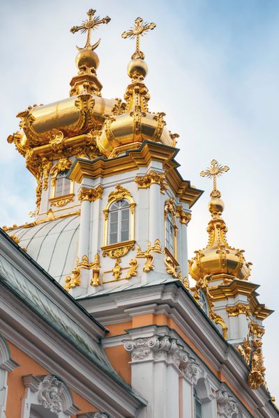 سن پترزبورگ روسیه - 9 نوامبر 2014 گنبدهای طلایی کلیسای سنت پیتر و پل در پترهوف این بنا در سال های 1747-1751 توسط معمار راسترلی ساخته شد