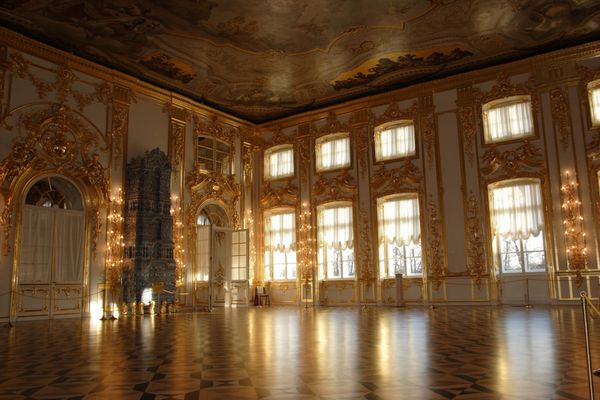 فضای داخلی بزرگ کاخ کاترین پوشکین سن پترزبورگ روسیه