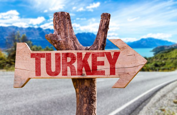 تابلوی چوبی ترکیه با پس زمینه جاده