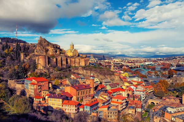 نمای پانوراما زیبا از تفلیس در غروب خورشید گرجستان اروپا