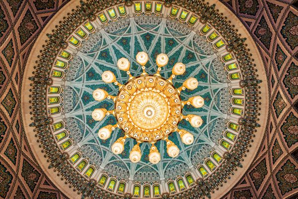 مسقط عمان - 26 سپتامبر مسجد جامع سلطان قابوس در مسقط عمان در 26 سپتامبر 2015 لوستر بالای نمازخانه 14 متر ارتفاع دارد و توسط شرکت Faustig از آلمان ساخته شده است