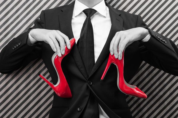 تاجر به داشتن کفش پاشنه بلند قرمز