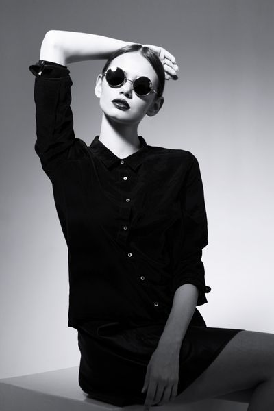 مدل مد عینک آفتابی زن جوان زیبا فیلم سیاه و سفید استودیویی