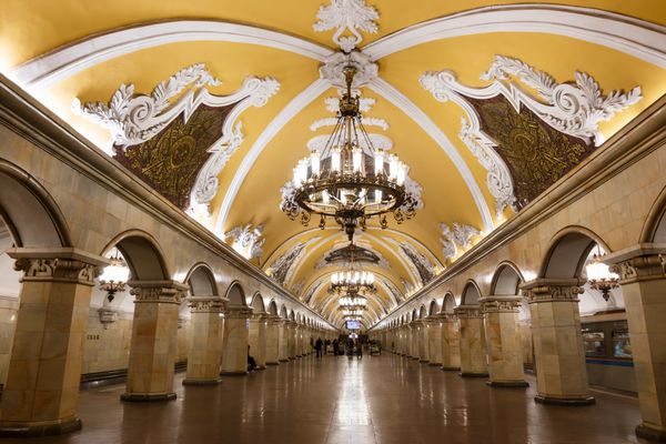 سالن مترو Komsomolskaya خط دایره در مسکو این ایستگاه مترو نمونه ای از یکی از جذاب ترین معماری های استالینیستی زیرزمینی شهر است