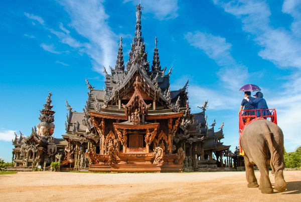 پناهگاه حقیقت پاتایا پناهگاه حقیقت ساخت معبدی در پاتایا تایلند است این ساختمان تماما چوبی است که با مجسمه هایی بر اساس نقوش سنتی بودایی و هندو پر شده است