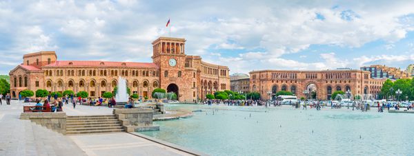 ایروان ارمنستان - 29 مه 2016 مجموعه معماری زیبای میدان جمهوری با فواره های رقصنده در وسط در 29 مه در ایروان