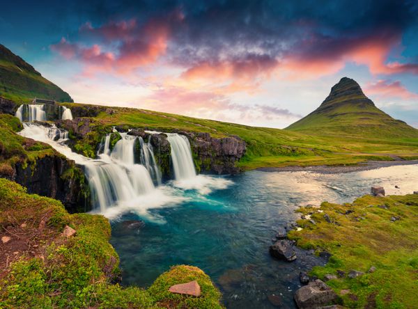 غروب تابستان در آبشار معروف Kirkjufellsfoss و کوه Kirkjufell صحنه عصر رنگارنگ در شبه جزیره اسنافلزنس ایسلند اروپا سبک هنری پست عکس پردازش شده