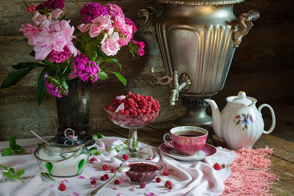 چای پارتی به سبک روستیک با سماور تمشک و مربا