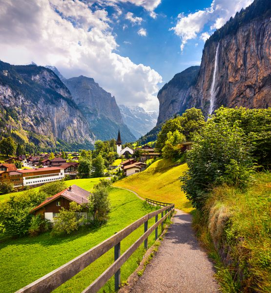 نمای تابستانی رنگارنگ از روستای Lauterbrunnen صحنه زیبا در فضای باز در آلپ سوئیس Bernese Oberland در کانتون برن سوئیس اروپا سبک هنری پست عکس پردازش شده