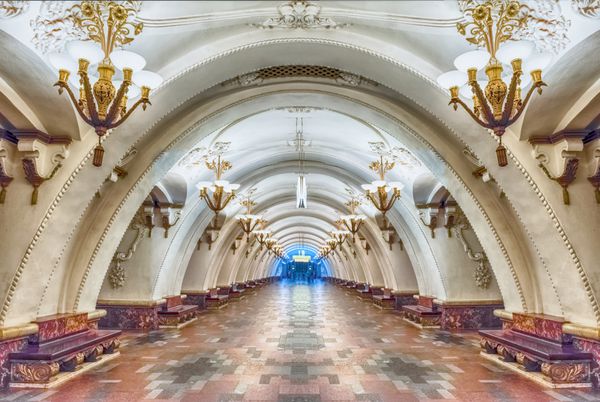 مسکو - 22 آگوست 2016 ایستگاه متروی آرباتسکایا در مسکو روسیه این ایستگاه در خط Arbatsko-Pokrovskaya مترو مسکو است و در سال 1953 افتتاح شد