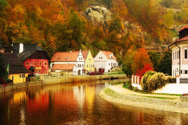 Cesky Krumlov - یک شهر زیبای تاریخی و معروف چک منظره ای به رودخانه شهر و خیابان زیبای پاییزی با ساختمان های رنگارنگ و درختان در حال سقوط پس زمینه اروپایی سفر کنید