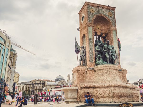 استانبول ترکیه - 10 سپتامبر 2016 مردم در میدان تقسیم و بنای تاریخی