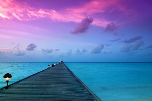 طلوع زیبای خورشید بر فراز دریا و اسکله در مالدیو اقیانوس هند