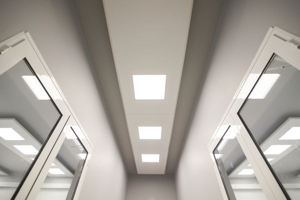 چراغ های سقفی سفارشی برای یک ساختمان تجاری اداری یا یک اتاق پزشکی شیمیایی یا تحقیقاتی طراحی شده اند