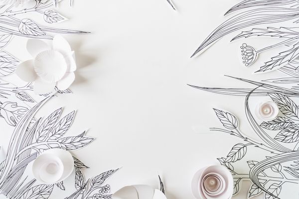 گل های کاغذی سه بعدی با برگ ها و ساقه های نقاشی شده روی پس زمینه سفید