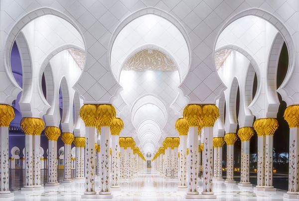 ابوظبی امارات - 11 مه مسجد جامع شیخ زاید ابوظبی امارات متحده عربی در 11 مه 2016 در ابوظبی سومین مسجد بزرگ جهان با مساحت 22412 متر مربع و 4 مناره 107 متر ارتفاع دارند