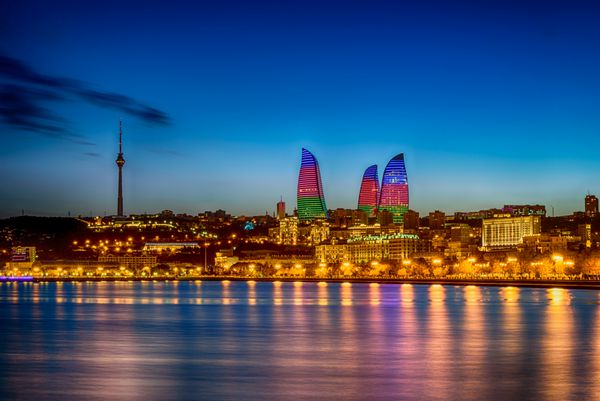باکو آذربایجان - 23 فوریه 2017 نمای شبانه باکو با آسمان خراش های برج شعله برج تلویزیون و ساحل دریای خزر
