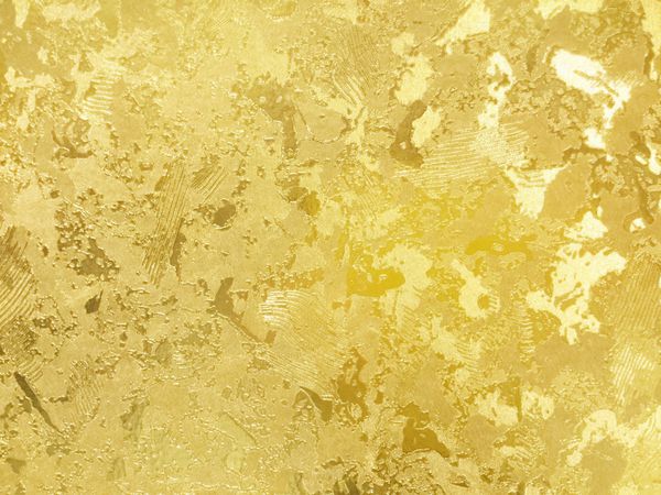 رنگ طلایی انتزاعی روی سطح ناهموار گرانج دیوار بتونی گچ بری شده است پس زمینه و کاغذ دیواری بافت طلایی
