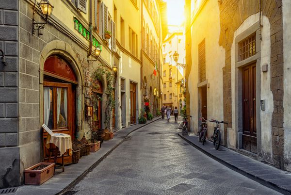 خیابان باریک در فلورانس توسکانی ایتالیا معماری و نشانه فلورانس منظره شهری دنج فلورانس