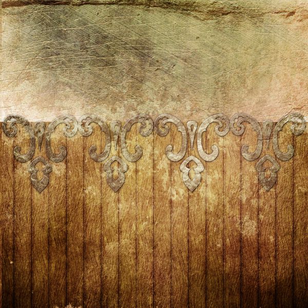 زیور آلات طلایی قدیمی روی دیوار چوبی
