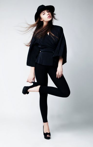 سبک رترو مد کامل پرتره یک زن جوان زیبا با لباس سیاه - مجموعه عکس