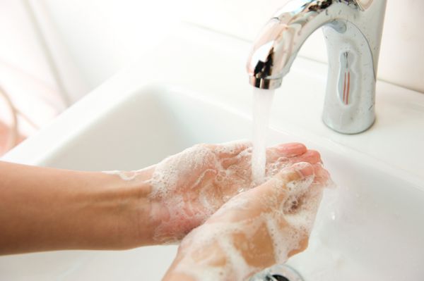 شستن دست ها با صابون زیر آب روان