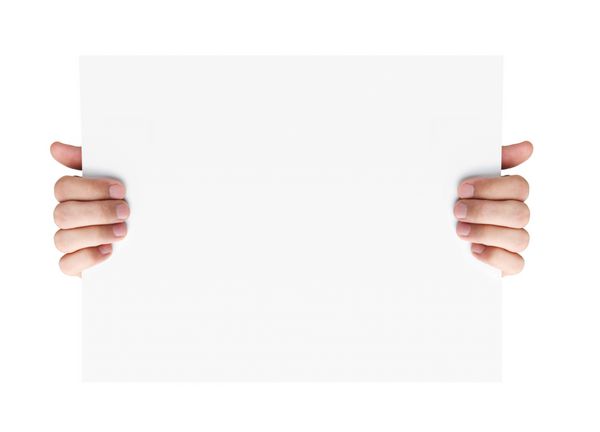 دست های انسانی که کارت تبلیغاتی خالی جدا شده در پس زمینه سفید را در دست دارند