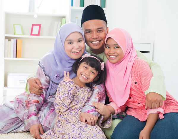 زمان با کیفیت خانواده آسیای جنوب شرقی در خانه سبک زندگی خانواده مسلمان