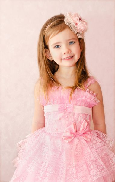 پرتره دختر کوچک خندان زیبا در لباس شاهزاده خانم