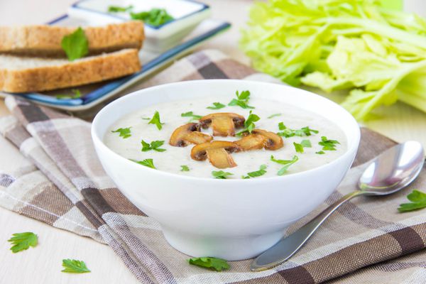 سوپ خامه پنیر لطیف با قارچ و سبزیجات