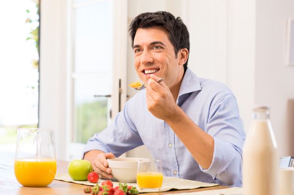 مرد جوان شاد با داشتن صبحانه سالم
