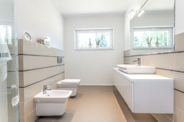 فضای روشن - یک حمام سفید با یک دستشویی یک بیت و یک کاسه