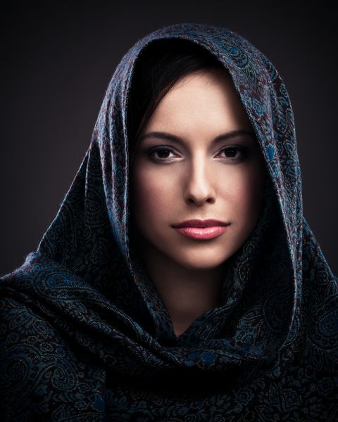 پرتره یک زن مرموز زیبا با روسری