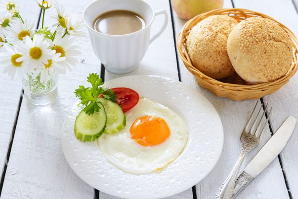 تخم مرغ سرخ شده و فنجان قهوه با شیر