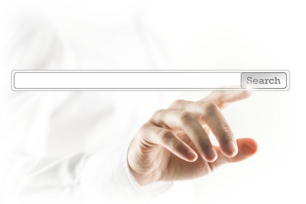 مردی که با انگشت خود جستجویی را در صفحه مجازی لمس می کند و جستجوی رایانه ای آنلاین جهانی برای یک وب سایت یا اطلاعات خاصی که با کلمات کلیدی تعریف شده است را فعال می کند