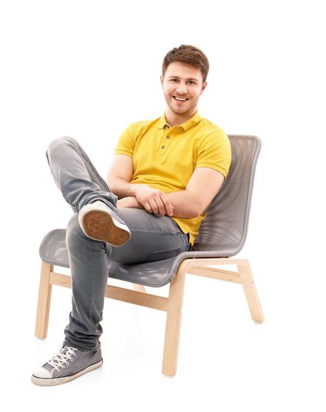 پرتره مرد جوانی که روی صندلی راحتی نشسته است
