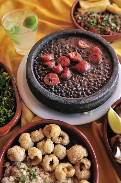 Feijoada خورش لوبیا با گوشت گاو و خوک که یک غذای معمولی برزیلی است که منشاء آن برده ها در برزیل است