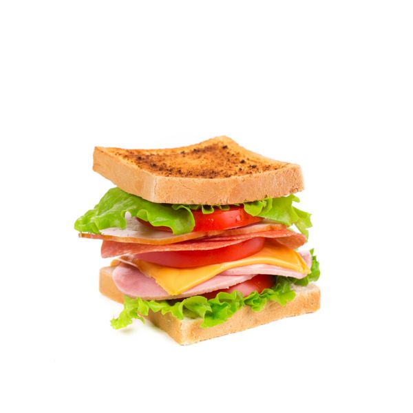 ساندویچ اشتها آور با ژامبون و پنیر جدا شده بر روی پس زمینه سفید