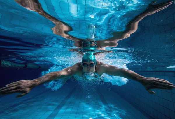 آموزش شناگر به تنهایی در استخر شنا در مرکز تفریحی