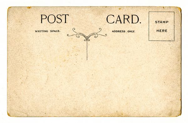 یک کارت پستال قدیمی روی پس‌زمینه سفید ساده