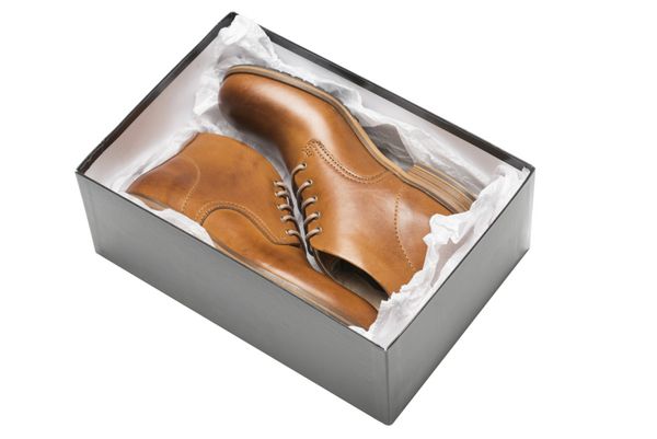 کفش قهوه ای جدید در جعبه با کاغذ بسته بندی