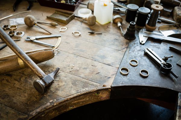 میز کار ساخت جواهرات صنایع دستی با ابزار حرفه ای میز چوبی گرانج نمای از بالا فضای کپی