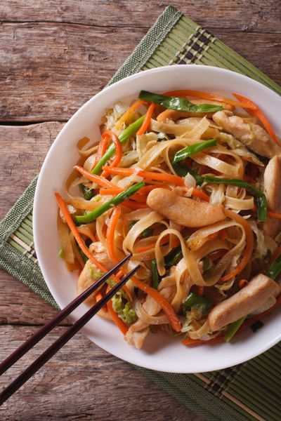 Chow Mein رشته فرنگی سرخ شده با مرغ و سبزیجات از نمای نزدیک نمای بالای عمودی