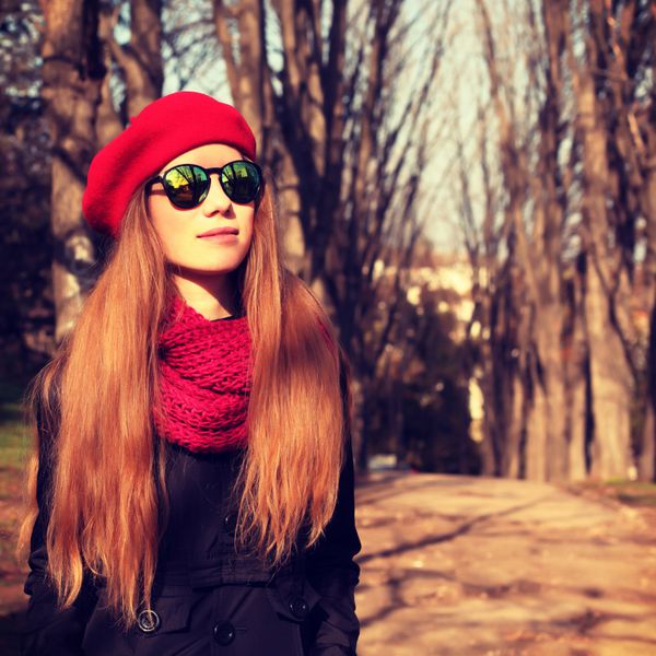 زن جوان و زیبای پاریسی در فضای باز دختر زیبا و جذاب با کلاه قرمز عکس به سبک فرانسوی با فیلترهای رترو اینستاگرام