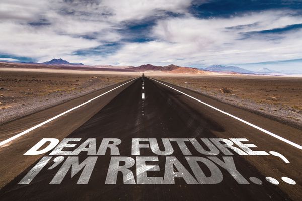Dear Future Im Ready نوشته شده در جاده بیابانی