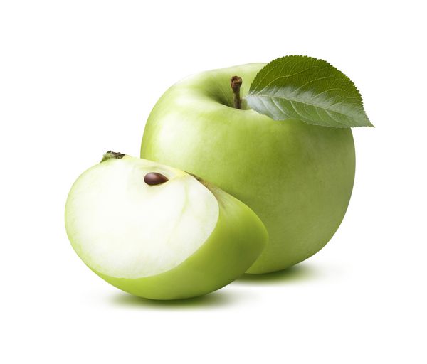 سیب سبز و ربع جدا شده در پس زمینه سفید به عنوان عنصر طراحی بسته