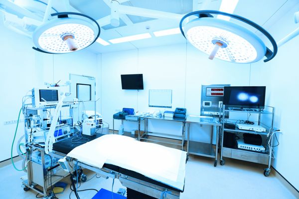تجهیزات و دستگاه های پزشکی در اتاق عمل مدرن با نورپردازی هنری و فیلتر آبی