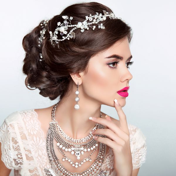دختر مدل مد زیبایی با مدل موهای شیک عروسی عروس خانم زیبا با جواهرات گرانبها ناخن های مانیکور شده آرایش سبک شیک